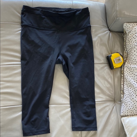 Athleta accelerate crop - Picture 1 of 8